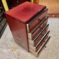【武蔵小山店】 引き出し レトロ チェスト 小引出し 花柄 赤 バラ キャビネット バラ 模様 チェスト 和風 薔薇 装飾 タンス 日本製 検) 鎌倉彫 かまくら彫の画像