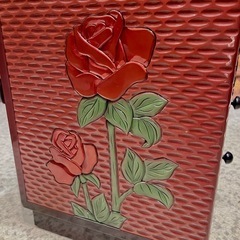 【武蔵小山店】 引き出し レトロ チェスト 小引出し 花柄 赤 バラ キャビネット バラ 模様 チェスト 和風 薔薇 装飾 タンス 日本製 検) 鎌倉彫 かまくら彫の画像