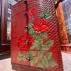 【武蔵小山店】 引き出し レトロ チェスト 小引出し 花柄 赤 バラ キャビネット バラ 模様 チェスト 和風 薔薇 装飾 タンス 日本製 検) 鎌倉彫 かまくら彫の画像