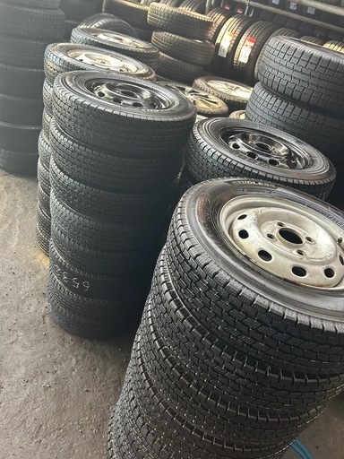 145R12. 6PR. LT スタッドレスタイヤ4本、ホイール付きです。取り付け無料