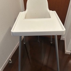 IKEAのテーブル付き椅子
