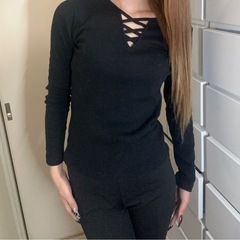 ブラックのタイトニット