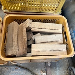 キャンプ用焚き木の画像
