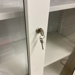 スチール製 キャビネット ガラス引戸　鍵付きの画像