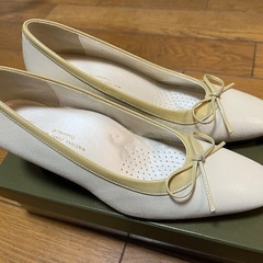 女性用のパンプス（ベージュ・紐／サイズ23cm)の画像