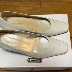女性用のパンプス（白／サイズ23cm)
