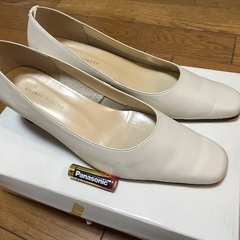 女性用のパンプス（白／サイズ23cm)の画像