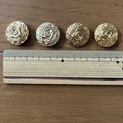 金バラボタン四つ