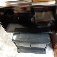 東芝32型液晶TV（リモコン無し）TV台付き　取りに来られる方に差し上げます。の画像