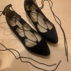 紐付きパンプス