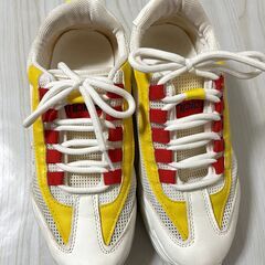 スニーカー　ホワイト（イエロー、レッド）23.5cm  ※　配送...