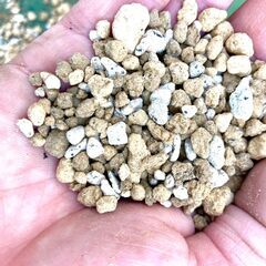 【観葉植物の土】赤玉土＋鹿沼土＋軽石のオリジナルブレンドの無機質用土（10L）の画像