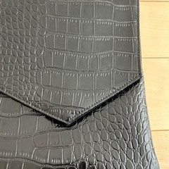 クロコダイル柄クラッチバッグの画像