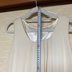 シャンパンゴールドのドレスの画像