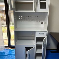 食器棚　破損あり