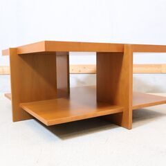 Cassina ixc.(カッシーナ イクスシー)で取り扱われているフランクロイドライト デザイン Lewis(ルイス) コーヒーテーブル。チェリー材の美しい木肌に建造物のようなフォルムのローテーブルの画像