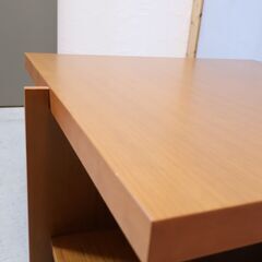 Cassina ixc.(カッシーナ イクスシー)で取り扱われているフランクロイドライト デザイン Lewis(ルイス) コーヒーテーブル。チェリー材の美しい木肌に建造物のようなフォルムのローテーブルの画像