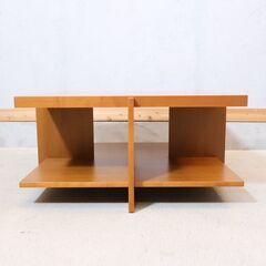 Cassina ixc.(カッシーナ イクスシー)で取り扱われているフランクロイドライト デザイン Lewis(ルイス) コーヒーテーブル。チェリー材の美しい木肌に建造物のようなフォルムのローテーブルの画像