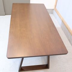 source(ソース)のBIS LD TABLE(リビングダイニングテーブル)です。台形の脚がしっかりと天板を支えてくれる印象の食卓です。ソファでの食事にもちょうど良い高さで便利な棚付き🎵の画像