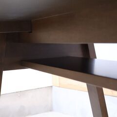 source(ソース)のBIS LD TABLE(リビングダイニングテーブル)です。台形の脚がしっかりと天板を支えてくれる印象の食卓です。ソファでの食事にもちょうど良い高さで便利な棚付き🎵の画像