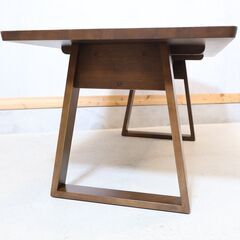 source(ソース)のBIS LD TABLE(リビングダイニングテーブル)です。台形の脚がしっかりと天板を支えてくれる印象の食卓です。ソファでの食事にもちょうど良い高さで便利な棚付き🎵の画像