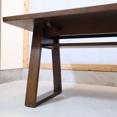 source(ソース)のBIS LD TABLE(リビングダイニングテーブル)です。台形の脚がしっかりと天板を支えてくれる印象の食卓です。ソファでの食事にもちょうど良い高さで便利な棚付き🎵の画像