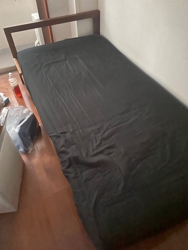 ベッド、照明器具、ちゃぶ台