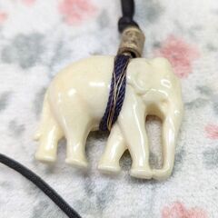 ☆象飾りのペンダント　石系　白色　長さ：約43.0ｃｍ　中古品　の画像