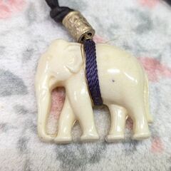 ☆象飾りのペンダント　石系　白色　長さ：約43.0ｃｍ　中古品　の画像
