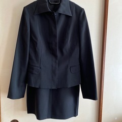 ブラック　スーツの画像