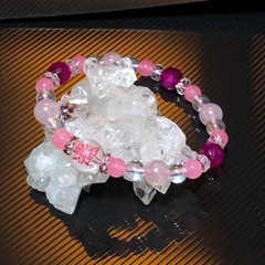 アゲハ ピンク 彫り 水晶 バタフライ ラズベリーカラー カルセドニー 天然石 蝶々ブレスレットの画像
