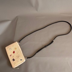 【期間限定販売12/15まで】新品未使用　ANNA SUI ゴールド刺繍ポーチの画像