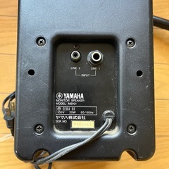 ギタースタンドとYAMAHAモニタースピーカーの画像