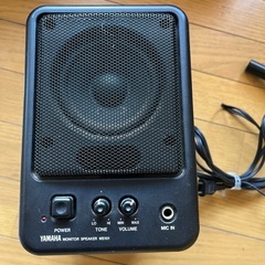 ギタースタンドとYAMAHAモニタースピーカーの画像