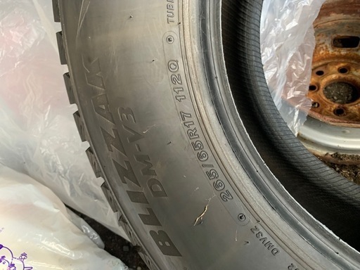 BRIDGESTONE スタッドレスタイヤバリ溝　22年製！！　ランクル・ハイラックス等SUV車　　 BRIDGESTONE スタッドレスタイヤバリ溝 22年製！！ ランクル