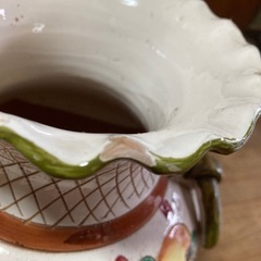 イタリア製の花瓶　アンティーク　花柄　耳付き　陶器製　壺　花器　の画像