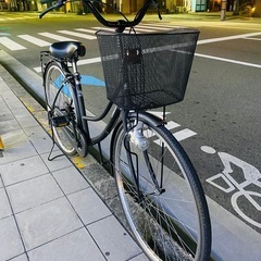 ピカピカ美品の中古自転車。タイヤやカゴ、足回りの細かい部品、ブレーキワイヤーなど新品に交換してますが、他のメーカーのママチャリより足回りが弱いので、安くで掲載してます。27インチです！ ピカピカ美品の中古自転車。タイヤやカゴ、足回りの細かい部品