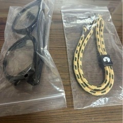 偏光レンズのサングラスとストラップのセットです。