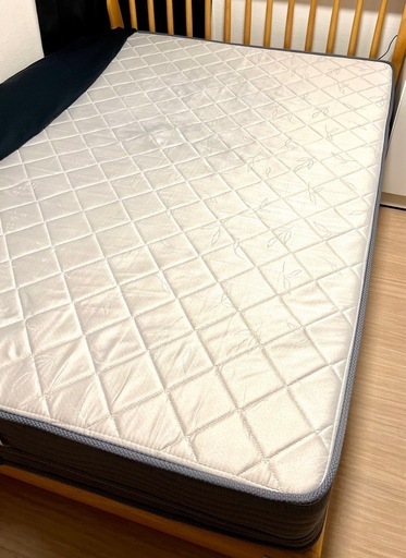 ベッドフレームとマットレス(任意)