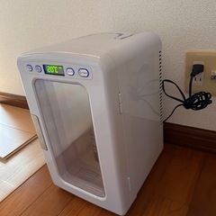 小さな保冷冷蔵庫の画像