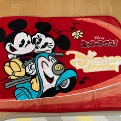 ミッキーマウスとミニー　ディズニーチャンネルのロゴ入り膝掛け