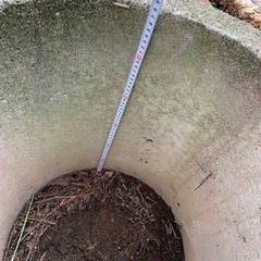 大きな土管とコンクリートの正四角形の石の画像