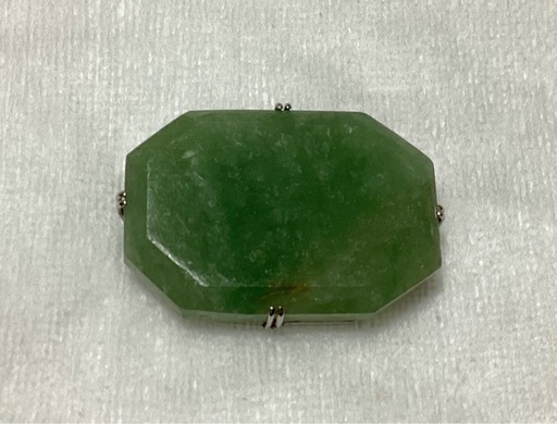 翡翠（軟玉）
帯留