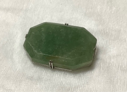 翡翠（軟玉）
帯留　　