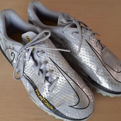【ユーズド】NIKE サッカーシューズ　グレー&シルバー 23.5cm