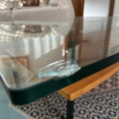 【無料】大塚家具で購入　変形デザイン　ガラステーブルの画像