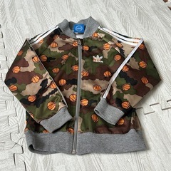 adidas110cm ジャージセットアップ
の画像