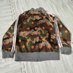 adidas110cm ジャージセットアップ
の画像