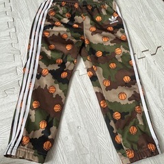 adidas110cm ジャージセットアップ
の画像