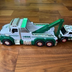 Hess Tow Truck レッカー車大小2台の画像